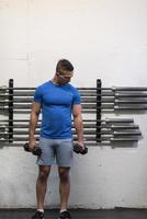 entrenamiento con pesas fitness hombre foto