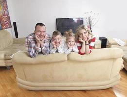 familia joven feliz en casa foto