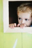 niño feliz en una ventana foto