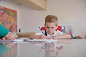 niño haciendo la tarea foto