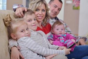 familia joven feliz en casa foto