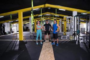 retrato de atletas en el gimnasio cross fitness foto