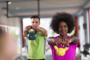 entrenamiento en pareja con pesas en el gimnasio crossfit foto