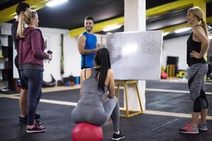 atletas recibiendo instrucciones del entrenador foto