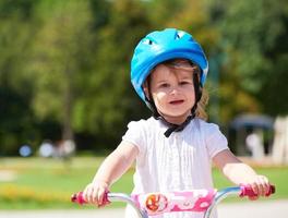 niña con bicicleta foto