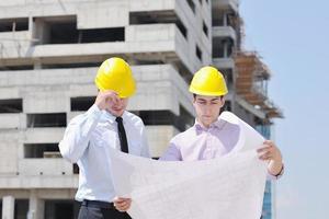 equipo de arquitectos en el sitio de construcción foto