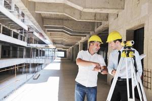 equipo de arquitectos en el sitio de construcción foto