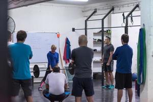 clase de fitness en el gimnasio foto