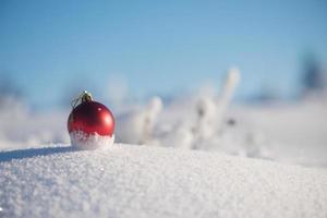 bola de navidad en la nieve foto