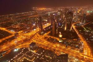 horizonte nocturno de dubai foto