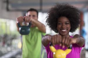 entrenamiento en pareja con pesas en el gimnasio crossfit foto
