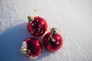 bola de navidad roja en nieve fresca foto