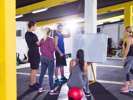 atletas recibiendo instrucciones del entrenador foto