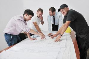 equipo de arquitectos en el sitio de construcción foto