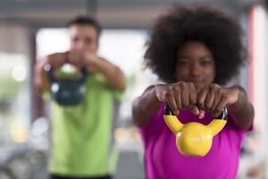 entrenamiento en pareja con pesas en el gimnasio crossfit foto