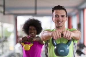 entrenamiento en pareja con pesas en el gimnasio crossfit foto