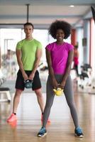 entrenamiento en pareja con pesas en el gimnasio crossfit foto