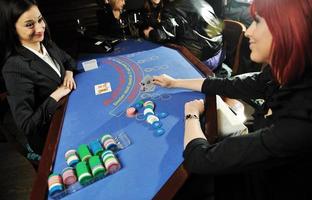 mujer juega al juego de cartas black jack en el casino foto