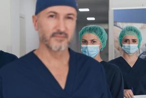 médico ortopédico trabajando junto con su equipo multiétnico foto