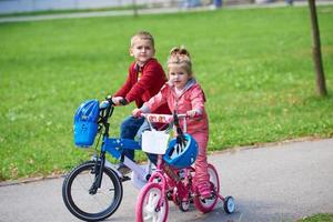 niño y niña con bicicleta foto