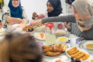 familia musulmana multiétnica moderna que tiene una fiesta de ramadán foto