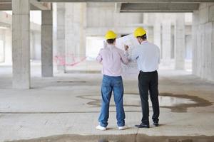 equipo de arquitectos en el sitio de construcción foto