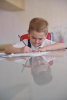 niño haciendo la tarea foto