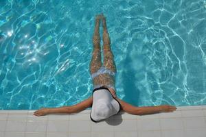 mujer feliz en la piscina foto