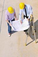 equipo de arquitectos en el sitio de construcción foto