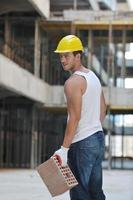 duro trabajador en el sitio de construcción foto