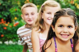 niños felices al aire libre foto