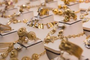 joyas de oro en el escaparate foto