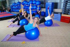 hermosas chicas meditando en el gimnasio foto