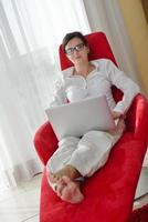 mujer usando una computadora portátil en casa foto