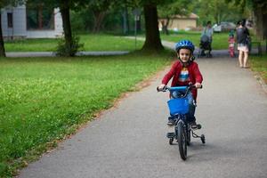 chico en bicicleta en el parque foto