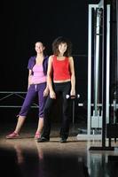 dos mujeres hacen ejercicio en el gimnasio foto