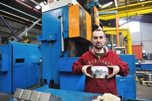 trabajadores de la industria personas en fábrica foto