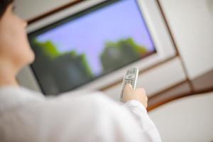 mujer joven viendo tv en casa foto