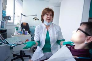 mujer paciente en el dentista foto