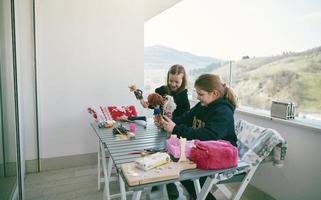 niñas jugando con muñecas foto