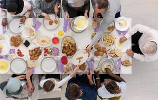 vista superior de la familia musulmana multiétnica moderna que tiene una fiesta de ramadán foto