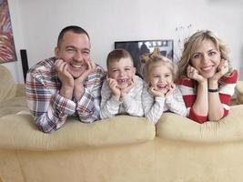 familia joven feliz en casa foto