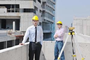 equipo de arquitectos en el sitio de construcción foto