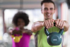 entrenamiento en pareja con pesas en el gimnasio crossfit foto
