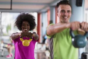 entrenamiento en pareja con pesas en el gimnasio crossfit foto