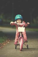 niña con bicicleta foto