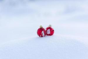 bolas de navidad rojas en nieve fresca foto