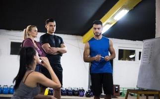 atletas recibiendo instrucciones del entrenador foto