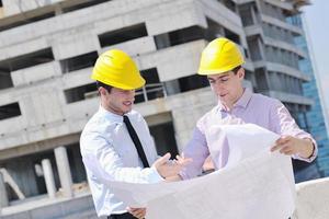 equipo de arquitectos en el sitio de construcción foto