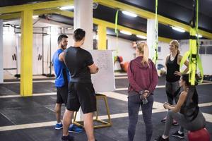 atletas recibiendo instrucciones del entrenador foto